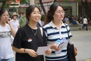 Students Face Intense Competition in Hanoi Teaching Competency Exams - image 4
