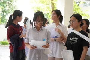Students Face Intense Competition in Hanoi Teaching Competency Exams - image 7