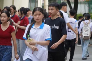Students Face Intense Competition in Hanoi Teaching Competency Exams - image 3