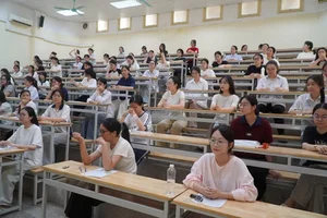 Students Face Intense Competition in Hanoi Teaching Competency Exams - image 5