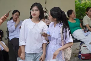 Students Face Intense Competition in Hanoi Teaching Competency Exams - image 1
