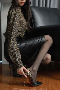 IESS Tuan Tuan Showcases Bold Golden Leopard Print in Latest Fashion Gallery - image 5