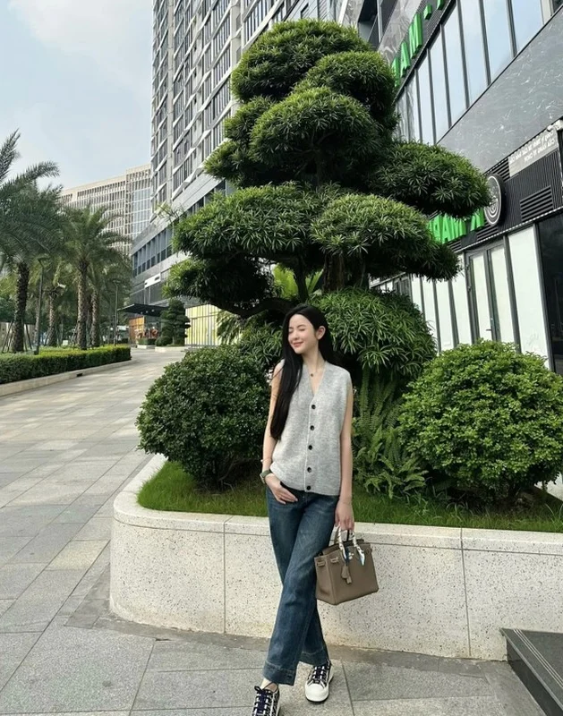Quang Hai and Chu Thanh Huyen: A Glimpse into the Natural Beauty of a Famous Celebrity Couple Without Filters