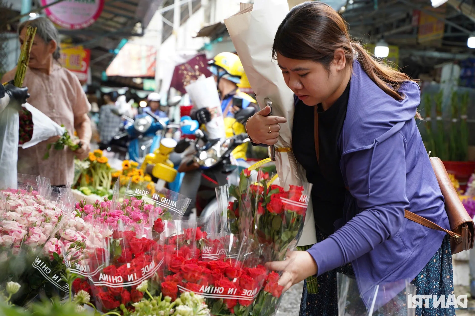 Ho Chi Minh City's Largest Flower Market Buzzes with Activity Ahead of October 20th