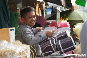 Ho Chi Minh City's Largest Flower Market Buzzes with Activity Ahead of October 20th - image 1