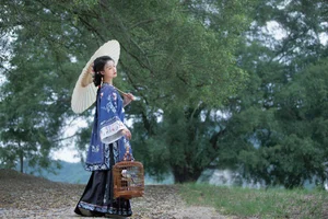 Timeless Elegance: Xin Xin in YiTuYu Art Language Vol.8883 - image 3