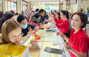 Crowds Swarm Nghe An Gold Shops for Luck on God of Wealth Day 2024 - image 0