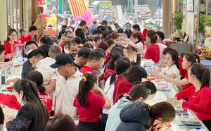 Crowds Swarm Nghe An Gold Shops for Luck on God of Wealth Day 2024 - image 1