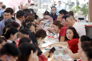 Crowds Swarm Nghe An Gold Shops for Luck on God of Wealth Day 2024 - image 4