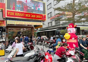 Crowds Swarm Nghe An Gold Shops for Luck on God of Wealth Day 2024 - image 2