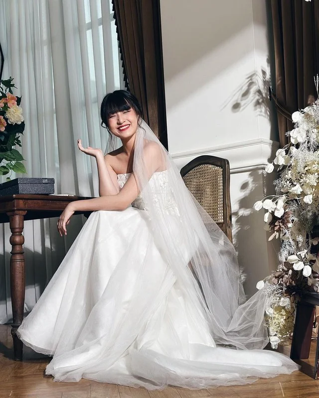 Stunning IELTS 8.5 Scholar Turns Heads in Elegant Wedding Gown: Who is the Lucky Groom?