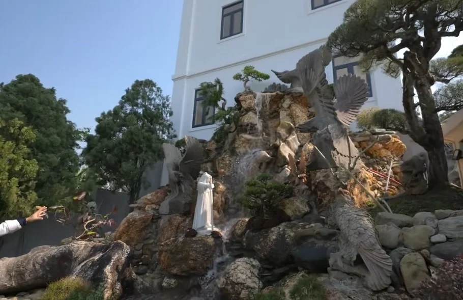 Exploring the Massive 2-Hectare Ornamental Tree and Art Stone Garden of FPT's Vice Chairman