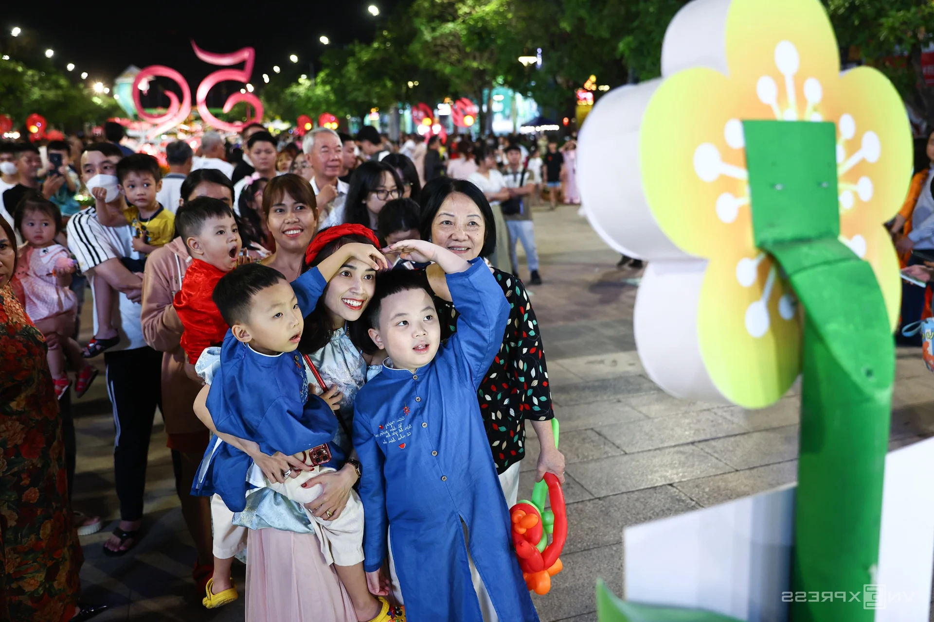 Massive Crowds Gather at Nguyen Hue Flower Street for Lunar New Year