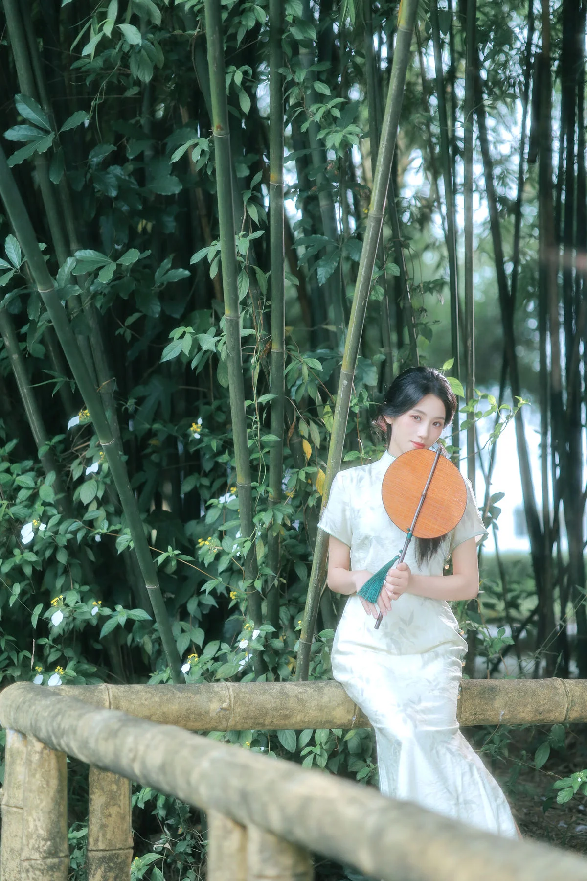 Captivating Aesthetic Photography in YiTuYu Art Language Vol.9886 Featuring Zhong Ting Er