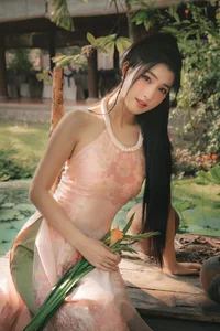 Timeless Elegance: Runner-up Phuong Nhi Celebrates Vietnamese Heritage in Graceful Ao Dai - image 1