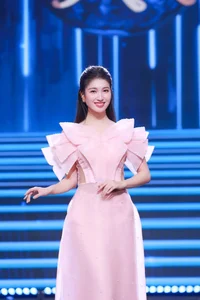 Timeless Elegance: Runner-up Phuong Nhi Celebrates Vietnamese Heritage in Graceful Ao Dai - image 5