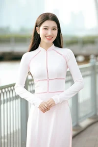 Timeless Elegance: Runner-up Phuong Nhi Celebrates Vietnamese Heritage in Graceful Ao Dai - image 3