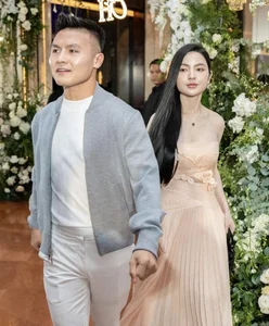 Why Quang Hai Girlfriend Carries the Same Designer Handbag Everywhere - image 4