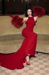 Stunning Christmas Fashion: How Top Celebrities Celebrate the Holiday Season in Style - image 10
