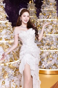Stunning Christmas Fashion: How Top Celebrities Celebrate the Holiday Season in Style - image 6