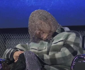 Rapper Karik Sparks Concern After Staggering Away from the Rap Viet Live Finale - image 0