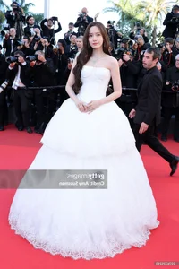The Ageless Charm of National Goddesses Who Defy Time and Cameras - image 2