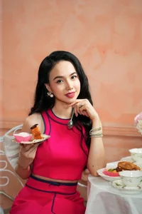 Director’s Elegant Wife Steals the Spotlight in Vibrant Afternoon Tea Fashion - image 6