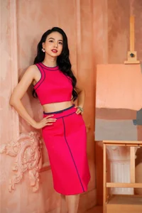 Director’s Elegant Wife Steals the Spotlight in Vibrant Afternoon Tea Fashion - image 2