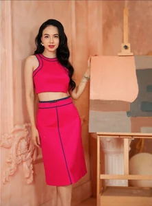 Director’s Elegant Wife Steals the Spotlight in Vibrant Afternoon Tea Fashion - image 3