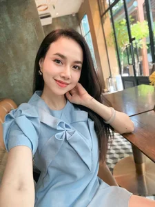 Director’s Elegant Wife Steals the Spotlight in Vibrant Afternoon Tea Fashion - image 11