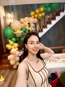 Director’s Elegant Wife Steals the Spotlight in Vibrant Afternoon Tea Fashion - image 0