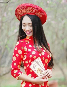 Stunning Spring Gallery: Beautiful Girls with Blooming Peach Blossoms - image 2