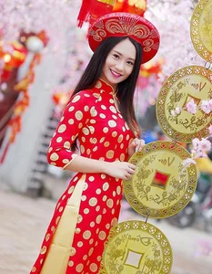 Stunning Spring Gallery: Beautiful Girls with Blooming Peach Blossoms - image 3