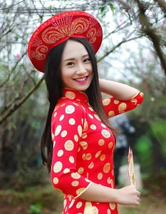 Stunning Spring Gallery: Beautiful Girls with Blooming Peach Blossoms - image 7