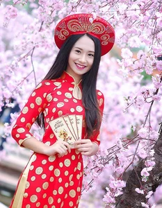 Stunning Spring Gallery: Beautiful Girls with Blooming Peach Blossoms - image 8
