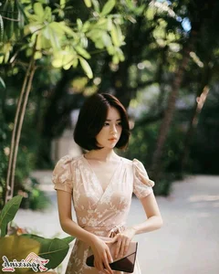 Yoon Seon Young: Discovering the Ethereal Beauty of the 'Fairy-Like' Icon - image 12