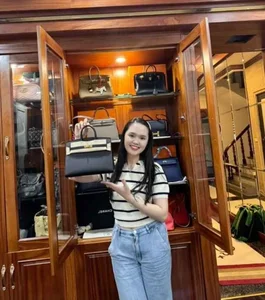 Quỳnh Anh - Vợ Duy Mạnh khoe túi hiệu trăm triệu: Cuộc sống xa hoa của nàng WAG - image 0