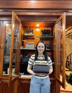 Quỳnh Anh - Vợ Duy Mạnh khoe túi hiệu trăm triệu: Cuộc sống xa hoa của nàng WAG - image 2