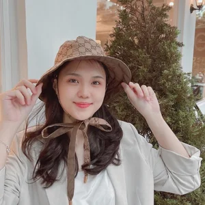 Quỳnh Anh - Vợ Duy Mạnh khoe túi hiệu trăm triệu: Cuộc sống xa hoa của nàng WAG - image 1