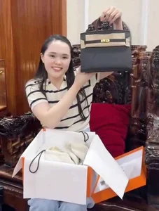 Quỳnh Anh - Vợ Duy Mạnh khoe túi hiệu trăm triệu: Cuộc sống xa hoa của nàng WAG - image 6