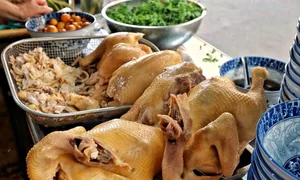 Famous 34-Year-Old Hanoi Chicken Pho Stall Sells Out Daily - image 1