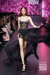 Lan Khue Enjoys a Luxurious Family Vacation with Husband and Son - image 5