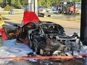 Ferrari F430 Supercar Catches Fire During Refueling Incident - image 4