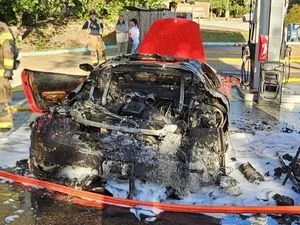 Ferrari F430 Supercar Catches Fire During Refueling Incident - image 2