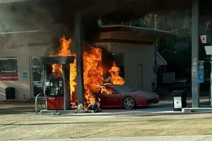 Ferrari F430 Supercar Catches Fire During Refueling Incident - image 1