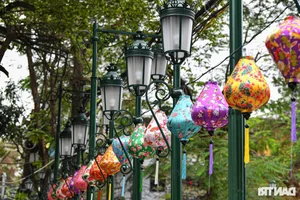Hanoi Completes New Night Food Street on Truc Bach Lake Peninsula for Food Enthusiasts - image 29