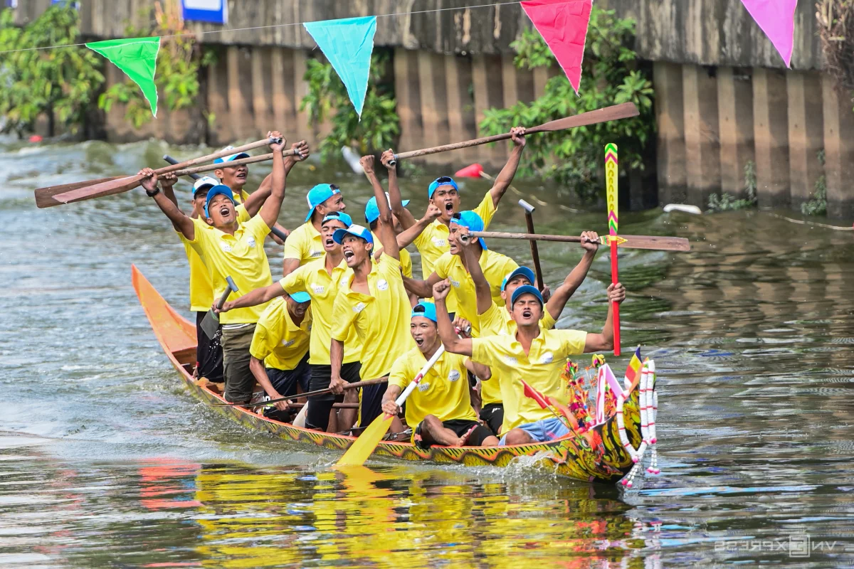 Ngo Boat Racing Festival Lights Up Nhieu Loc - Thi Nghe Canal
