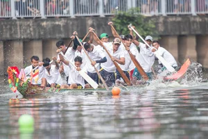 Ngo Boat Racing Festival Lights Up Nhieu Loc - Thi Nghe Canal - image 1