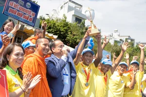 Ngo Boat Racing Festival Lights Up Nhieu Loc - Thi Nghe Canal - image 4