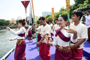 Ngo Boat Racing Festival Lights Up Nhieu Loc - Thi Nghe Canal - image 6